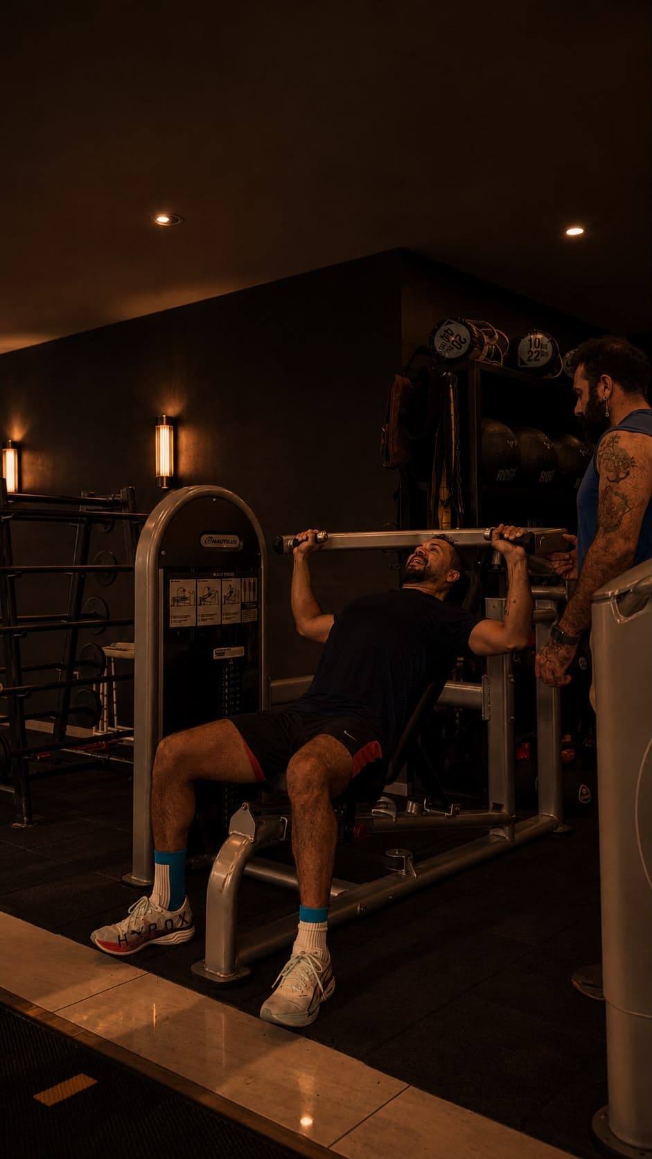 YG Fitness Academy kuvvet ekipmanlarıyla antrenman yapan üye